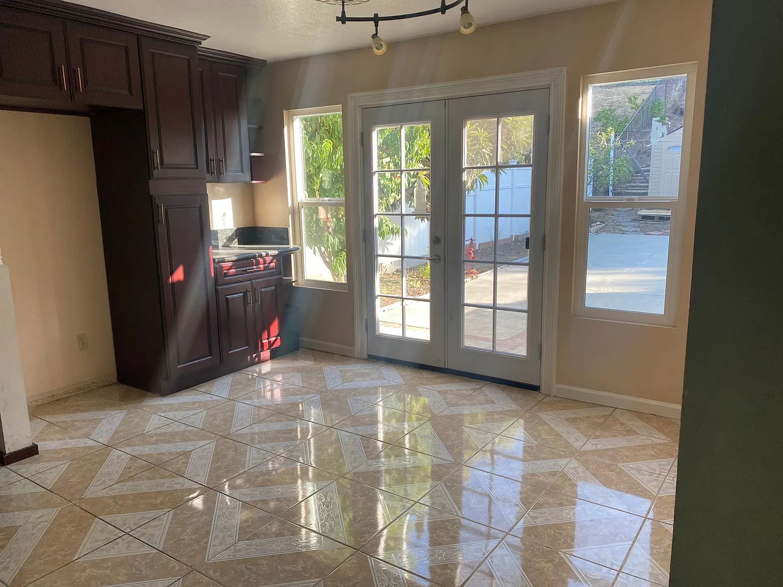 5 bed, 2300 sqft, $3,900 — Photo 2