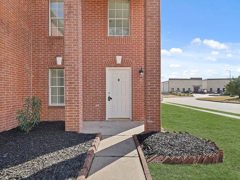 21619 Knightsbrook Ln — Photo 2