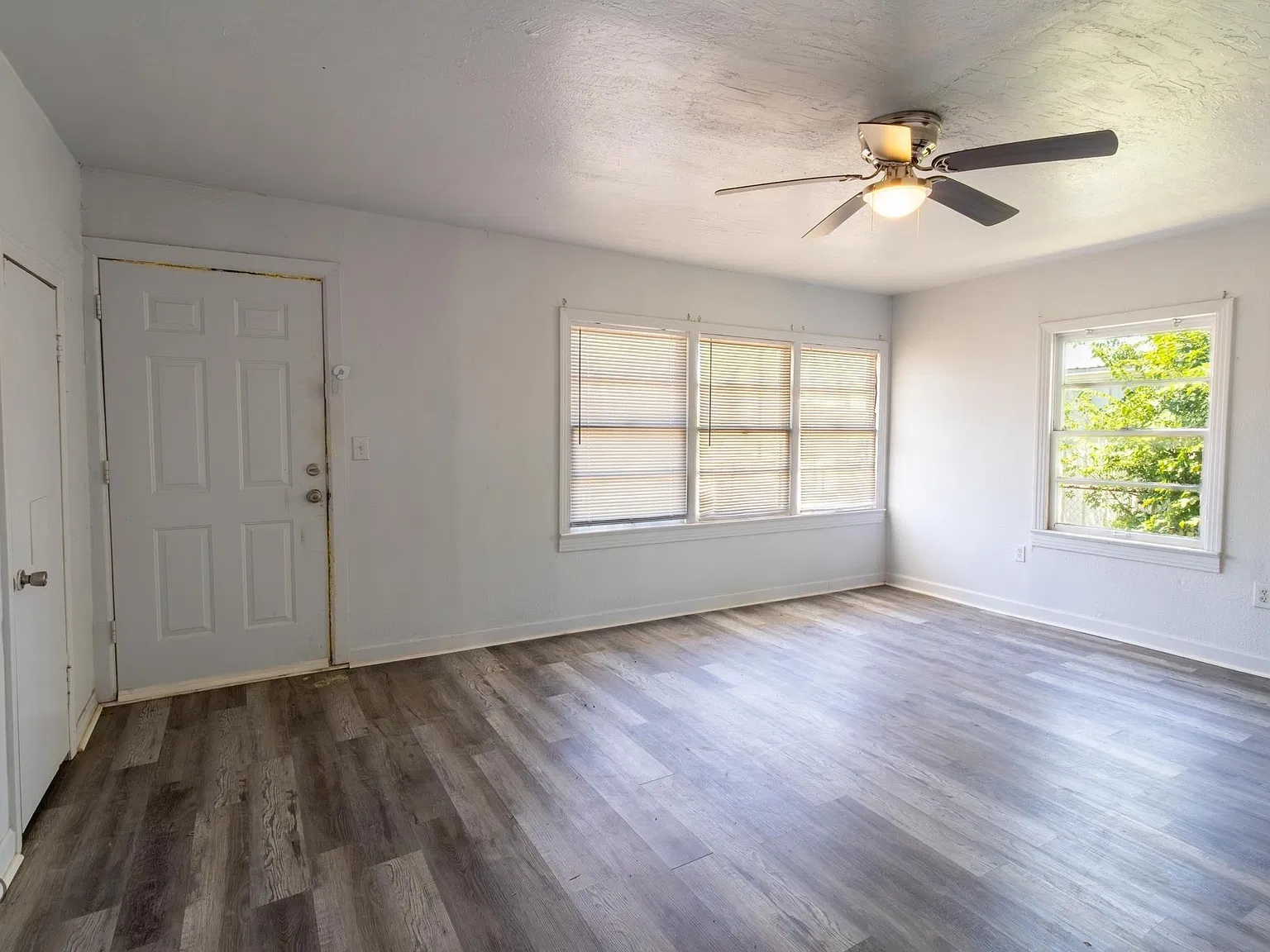 2 bed, 1.0 bath, 909 sqft, $950 — Photo 3