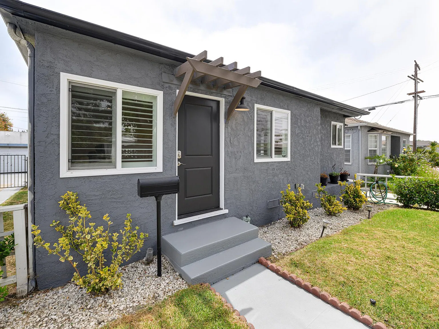 2492 S Bundy Dr — Photo 2