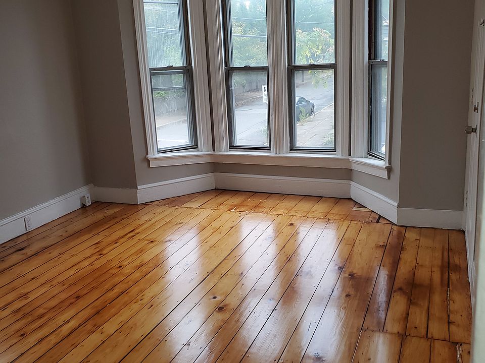 1st image of 128 Calverley St APT 1