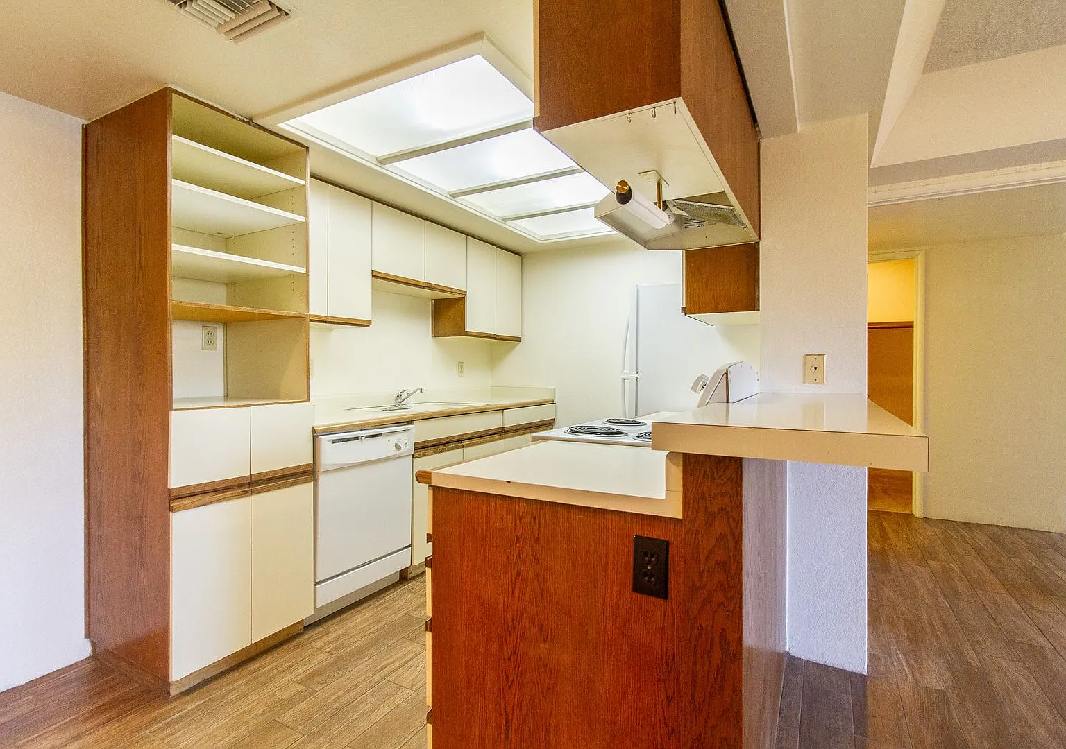 Come Check Out This Classic 2bed, 2bath Condo — Photo 4