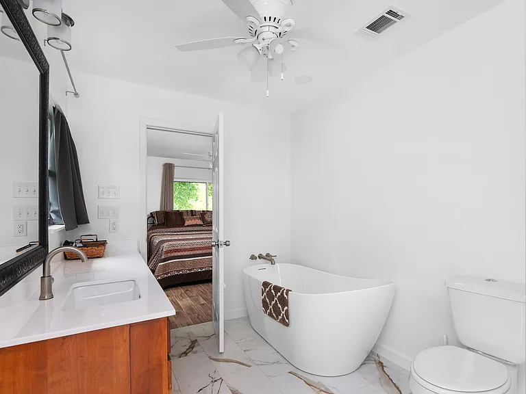 Master bedroom on suite bath