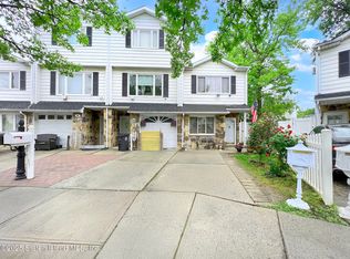 39 Poets Cir, Staten Island, NY 10312