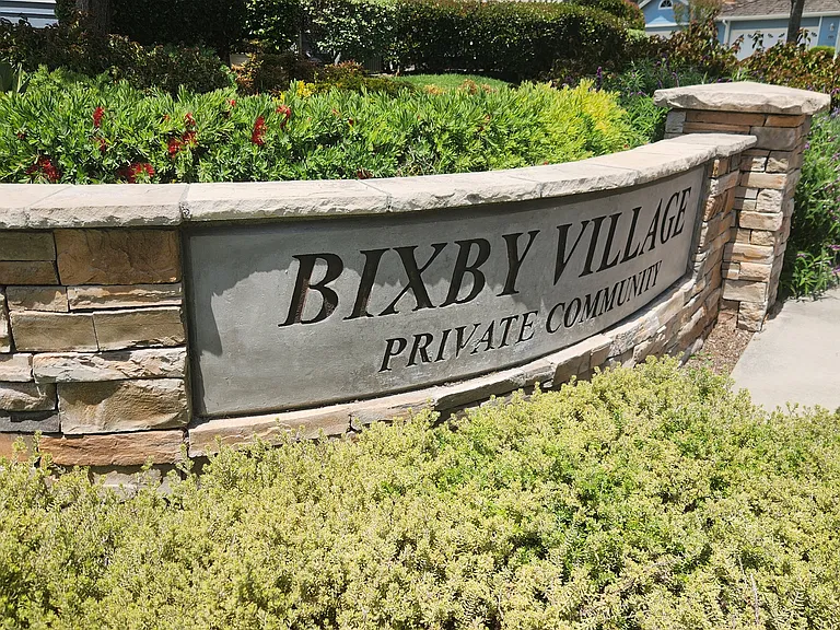 421 Burlington Ct #101 — Photo 31