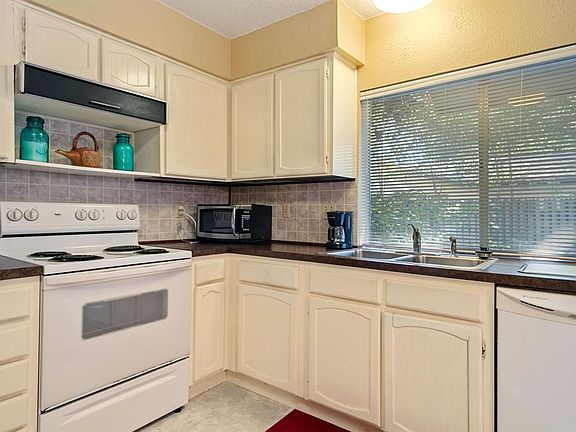 5th image of 2620 Peppertree Pl