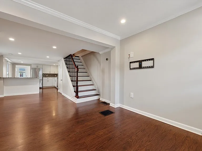 509 E Barnard St — Photo 1