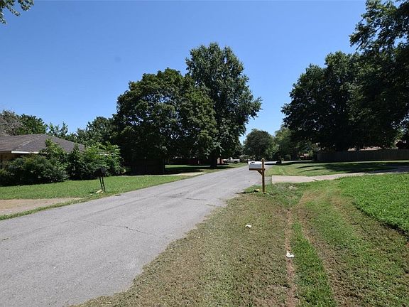 4th image of 806 W Elm St