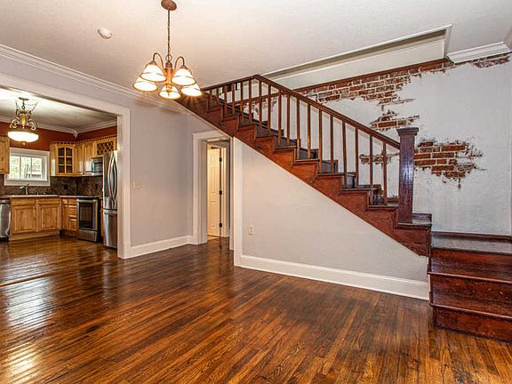 3rd image of 815 Farragut Ave