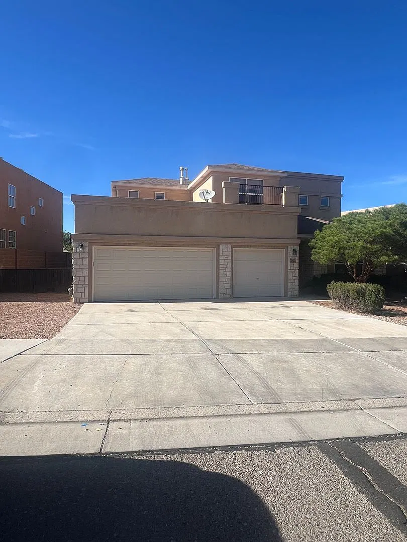 Beautiful 4 bedroom , 2.5 Bathroom 3 car garage, back yard access,Two Story Home with 2,424 squar... — Photo 1