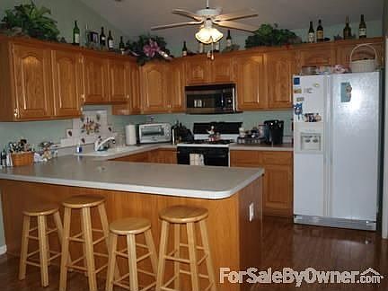 Kitchen : New flooring, all appliances stay.