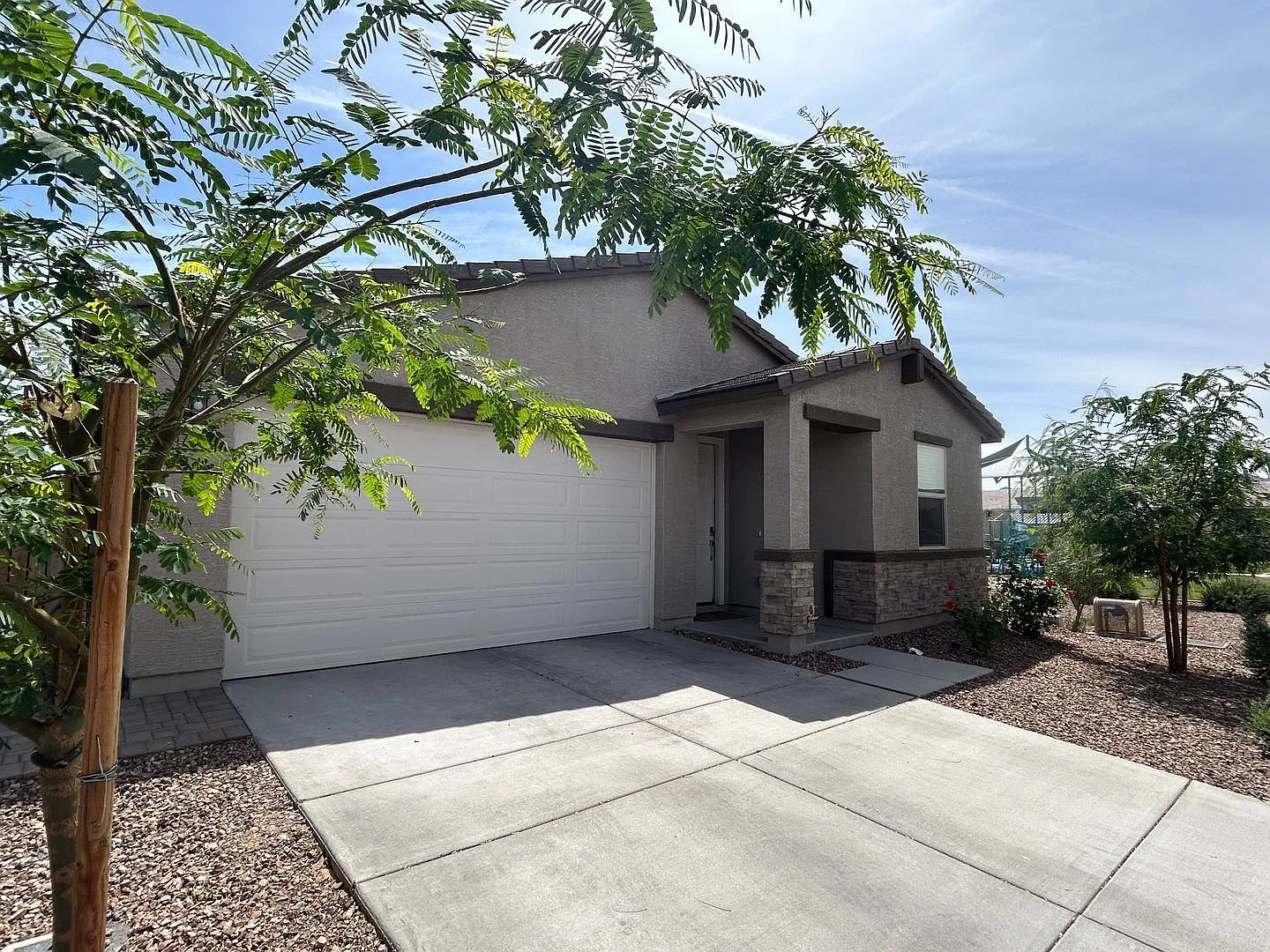 4 bed, 3.0 bath, 2049 sqft, $2,200 — Photo 2