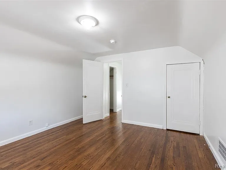 613 Riverbank St — Photo 16