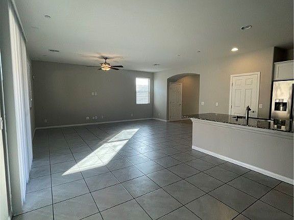 3rd image of 2878 Tremont Ave