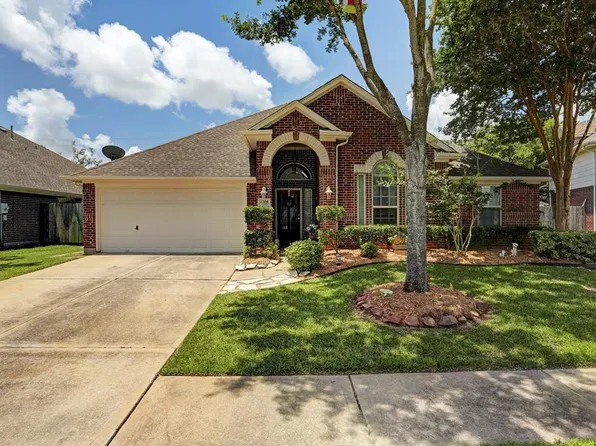 1208 Lake Shore Dr, Pearland, TX 77581
