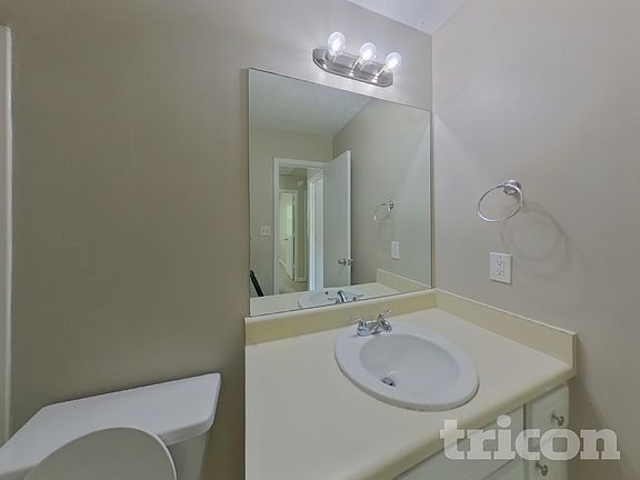 3rd image of 208 Glenloch Ct