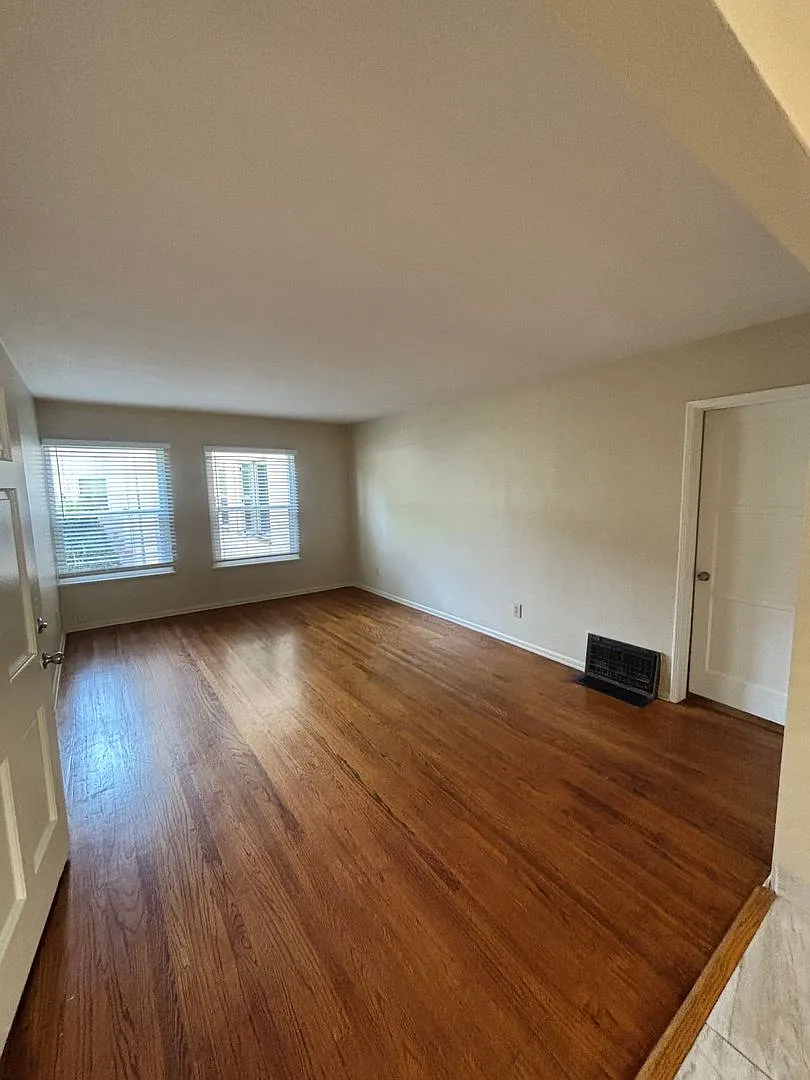 1000-1050 E San Antonio Dr — Photo 3
