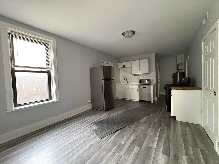 2142 W 18th St #1B — Photo 2