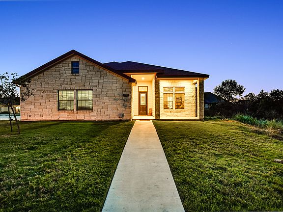 3rd image of 909 Canyon Oak Cir