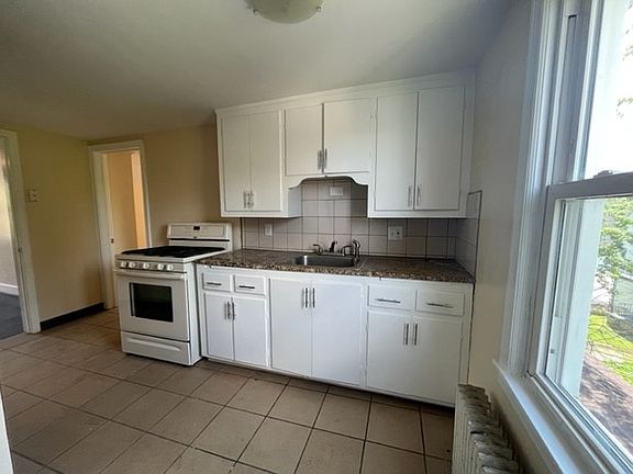2nd image of 35 Alpine Pl APT 5