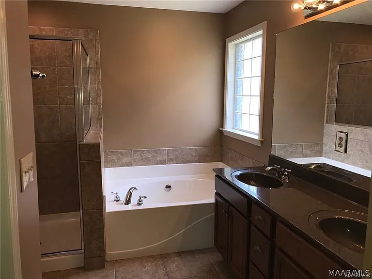 3912 Claiborne Cir — Photo 13