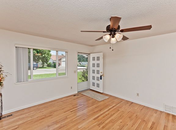 4th image of 571 McMullin Dr