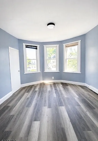 204 Demott Ave — Photo 3