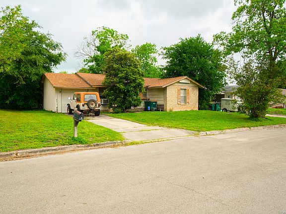 2nd image of 811 Stonegate Dr