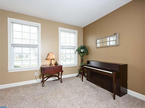 5th image of 297 Hidden Creek Dr