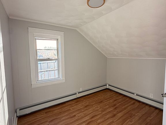 5th image of 372 Hawkins St