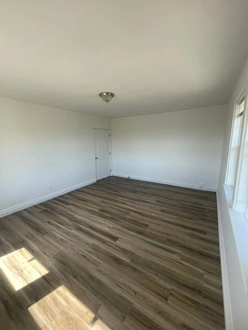 435 -Keystone Apartments — Photo 3