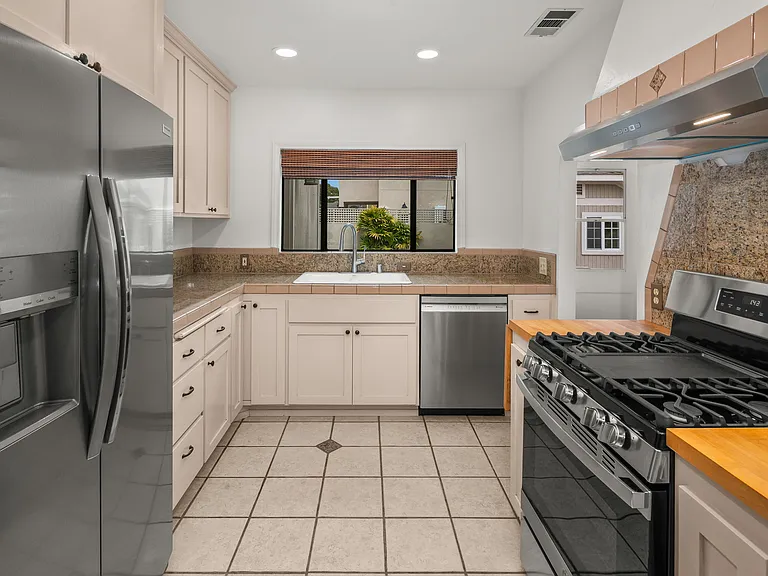 3925 Hawk St — Photo 18