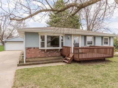909 Maplewood Dr, Center Point, IA, 52213