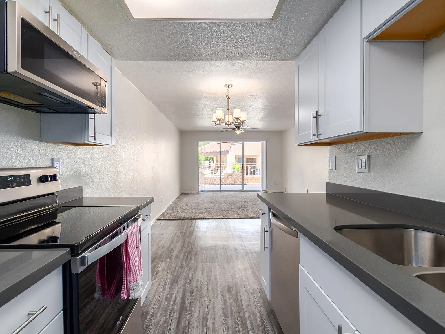 2 bed, 1024 sqft, $1,425 — Photo 2