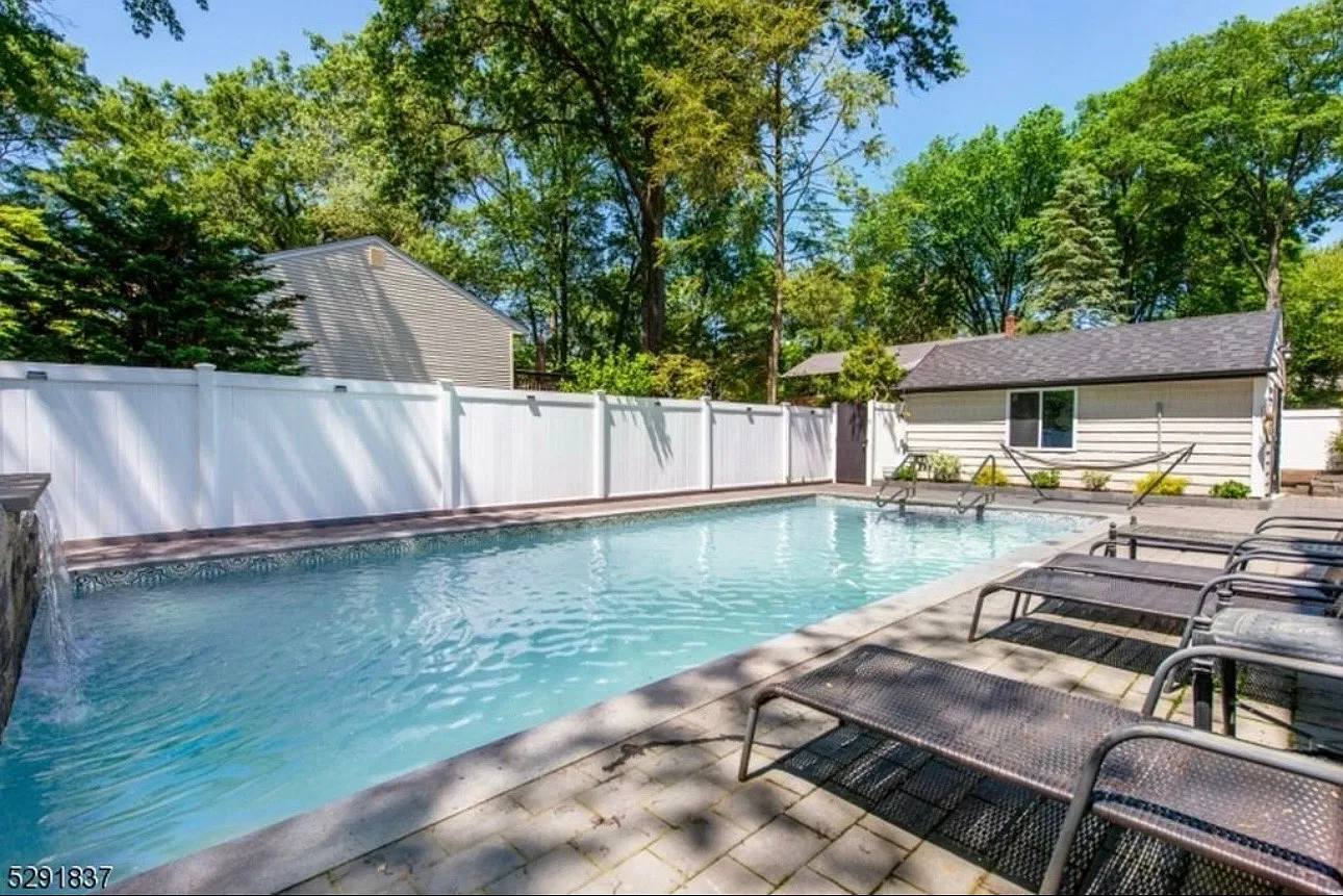 5 bed, 2800 sqft, $8,500 — Photo 2