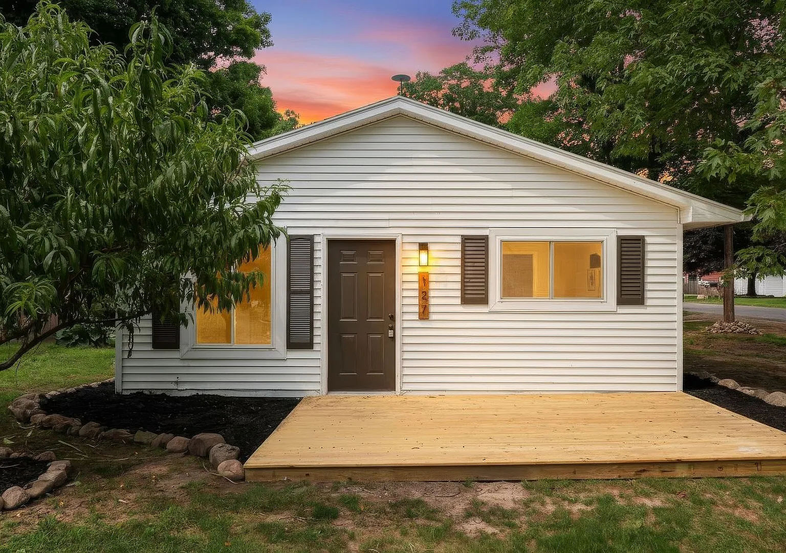 Beautiful 2 Bed Single Family Home — Photo 2