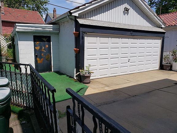 Garage & Shed
Backyard
