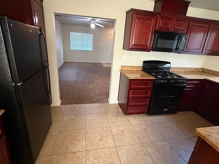 585 Hart Dr — Photo 5