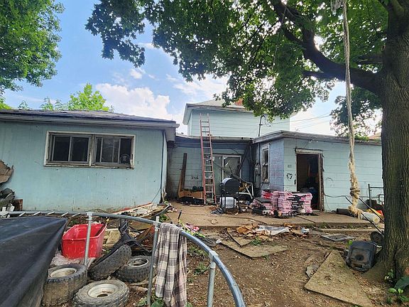 4th image of 1110 W 4th St