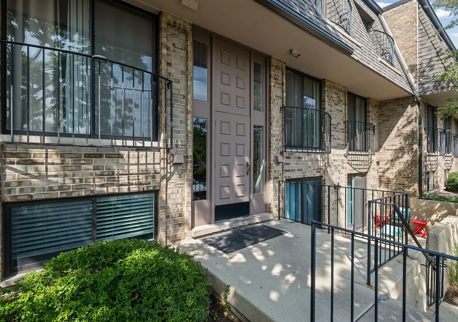 Beautifully Updated 2-Bed / 2-Bath Condo in Northfield Square — Photo 3