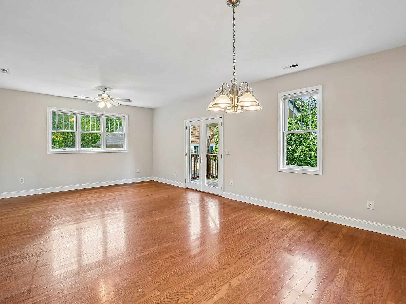 3 bed, 2.5 bath, 1600 sqft, $2,500 — Photo 3