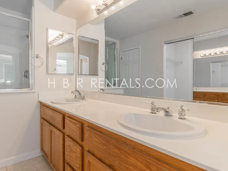 483 Summer Ln — Photo 16