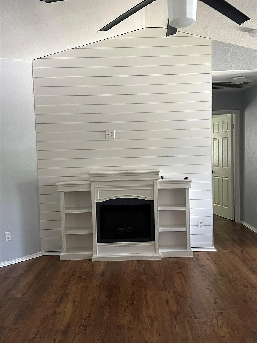3 bed, 2.0 bath, 1400 sqft, $2,100 — Photo 2