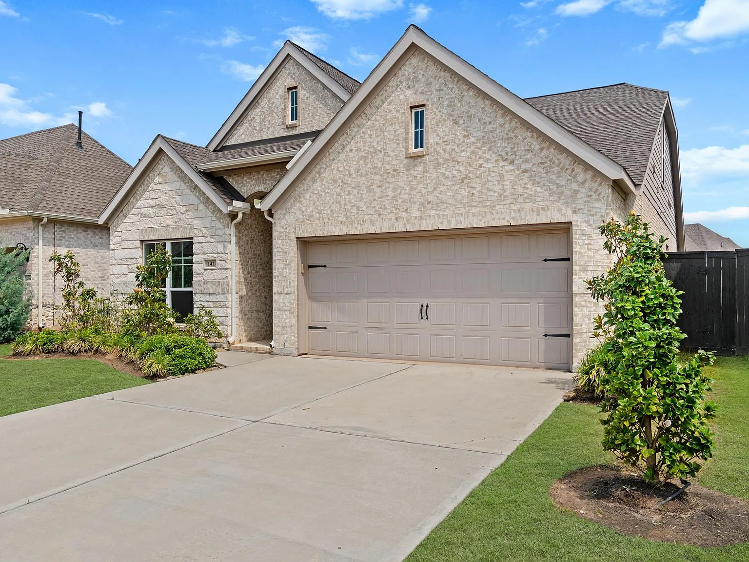 4 bed, 3.0 bath, 2412 sqft, $4,100 — Photo 2