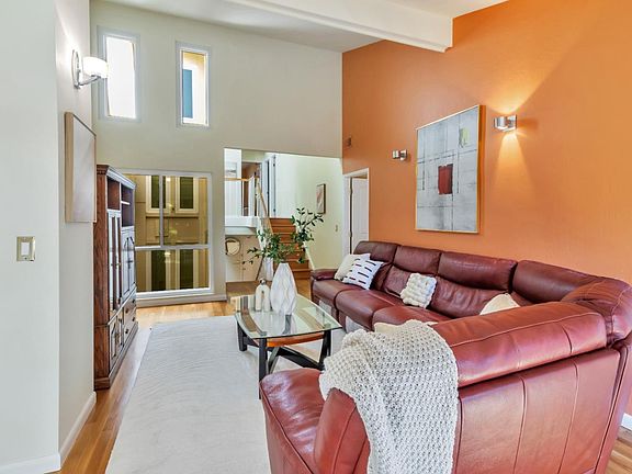 4th image of 574 Sand Hill Cir