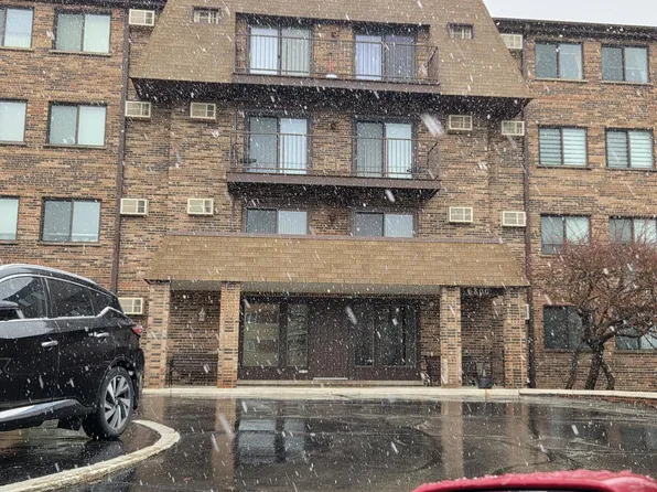6800 W Raven St Unit 205, Chicago, IL 60631