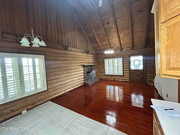 3rd image of 466 Greene Ln