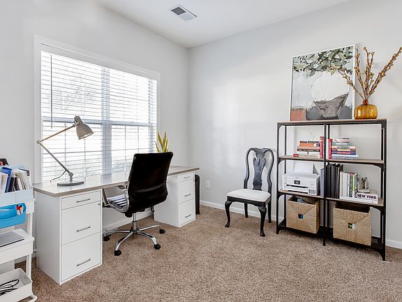 5th image of 362 Silverthorn Dr NW