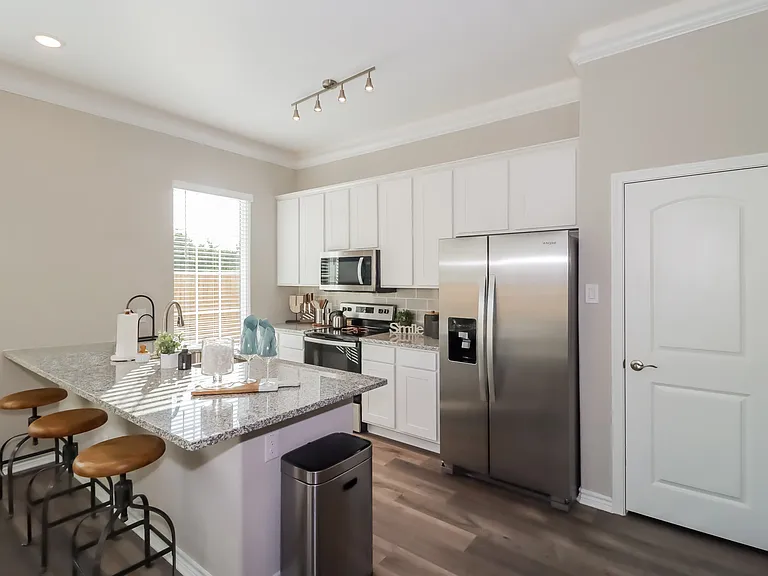 467 Northwood Dr — Photo 2