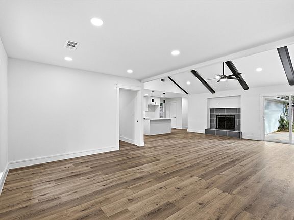 4th image of 2203 Foxcroft Cir